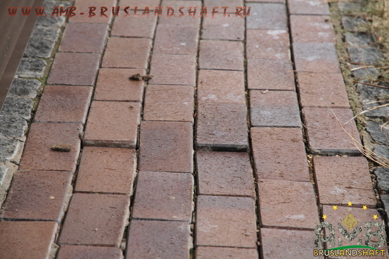 Вымывание песка, деформация брусчатки