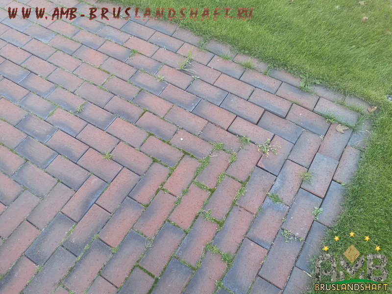 Вымывание песка, деформация брусчатки