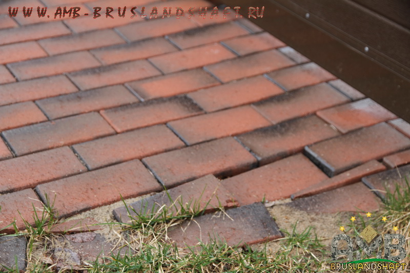 Вымывание песка, деформация брусчатки