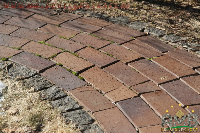 Вымывание песка, деформация брусчатки