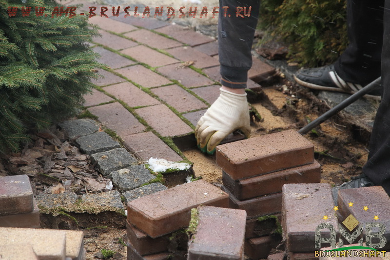 Вымывание песка, деформация брусчатки