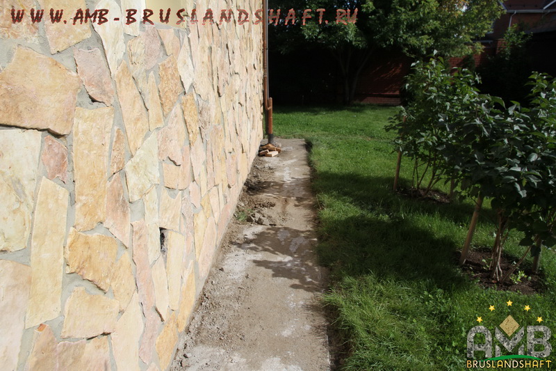 Провал брусчатки