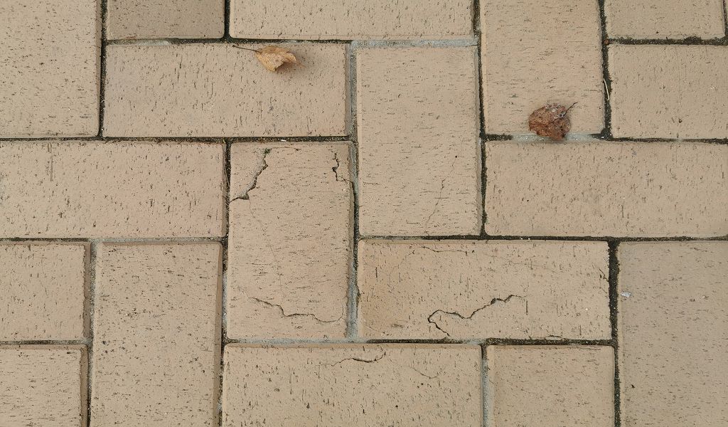 Деформация, трещины на брусчатке