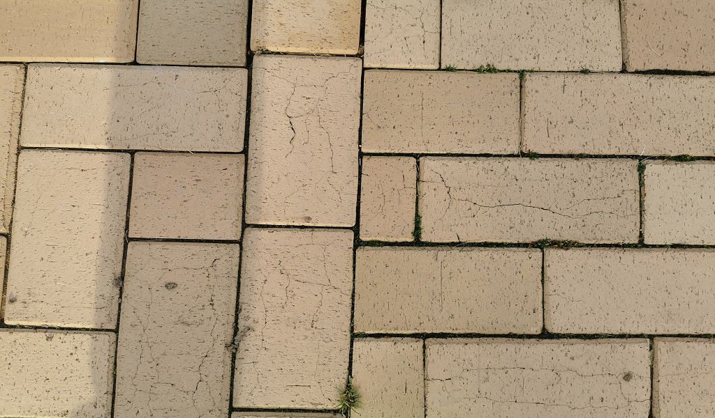 Деформация, трещины на брусчатке