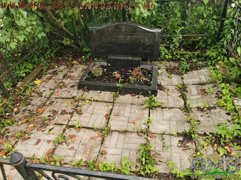 Укладка брусчатки на могиле