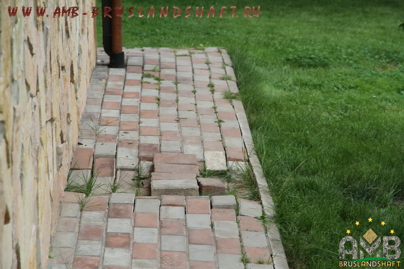 Просела тротуарная брусчатка после прокладки инженерии