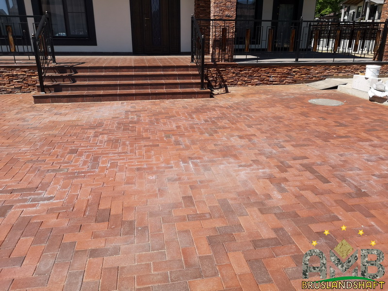 Пятна на тротуарной плитке