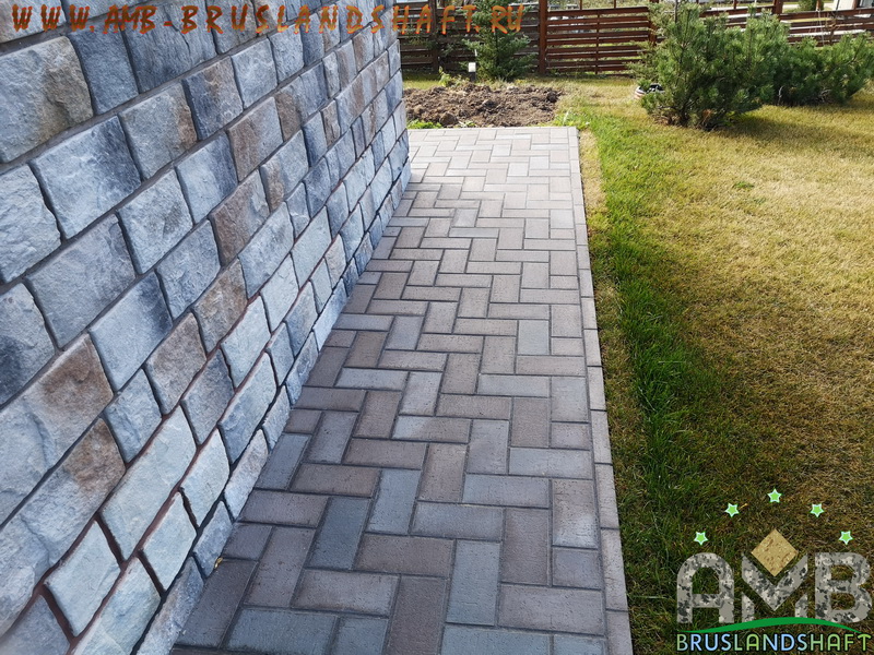 Поворот брусчатки стандартный на углах дома отмостки