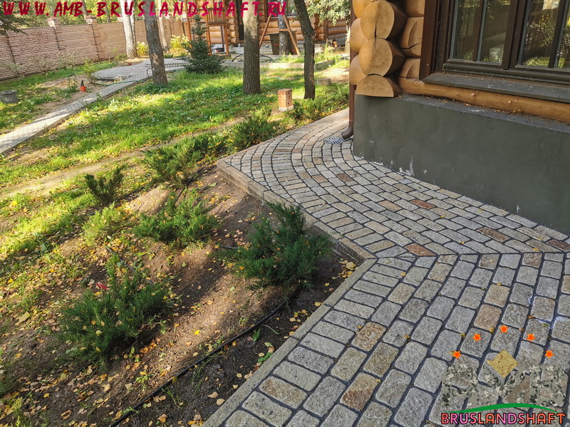 Плавный поворот бордюра, отмостка