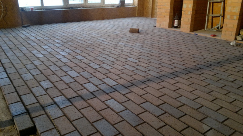 Применение клинкерной брусчатки в помещениях