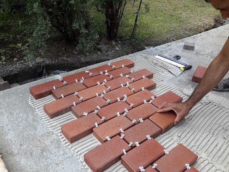 Укладка клинкерной брусчатки