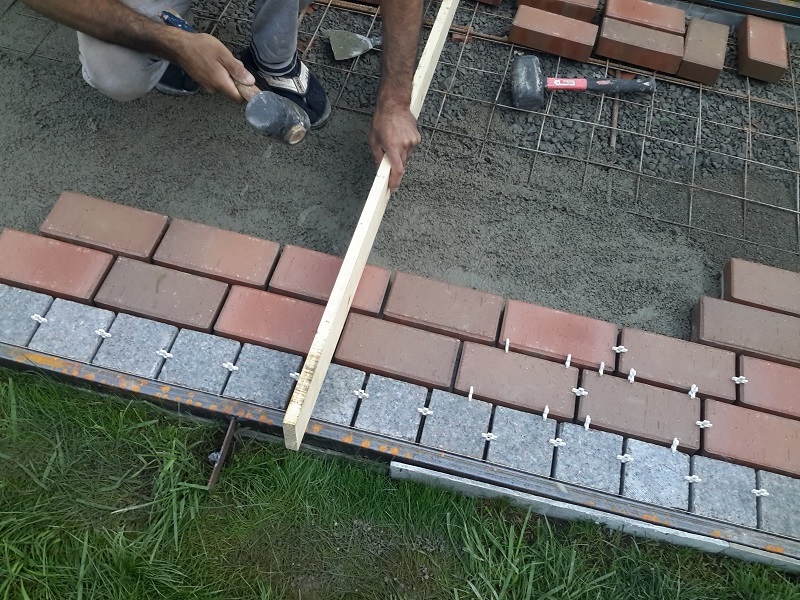 Укладка клинкерной брусчатки на трассовый раствор