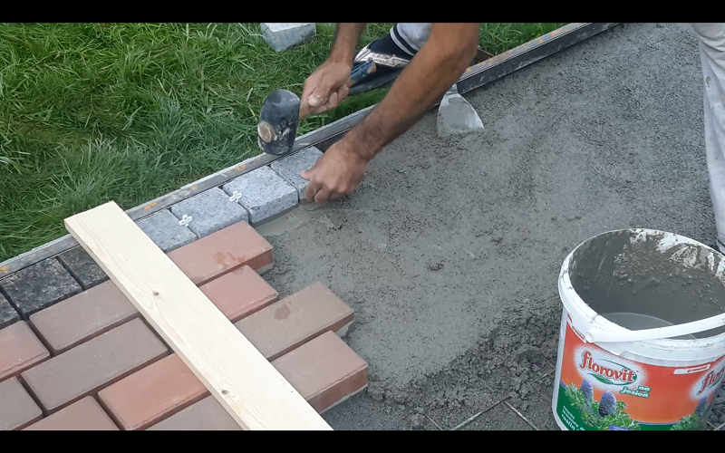Укладка клинкерной брусчатки на трассовый раствор