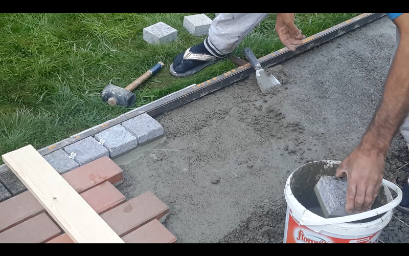 Укладка клинкерной брусчатки на трассовый раствор