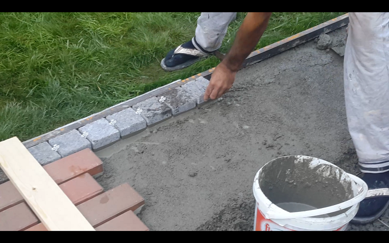 Укладка клинкерной брусчатки на трассовый раствор