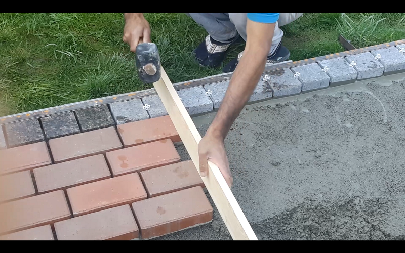 Укладка клинкерной брусчатки на трассовый раствор
