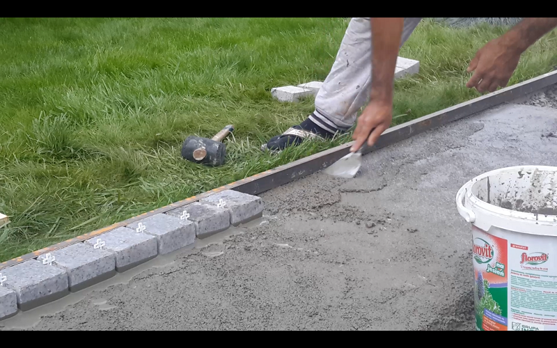Укладка клинкерной брусчатки на трассовый раствор