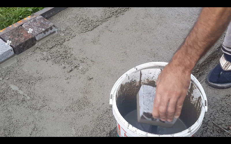 Укладка клинкерной брусчатки на трассовый раствор