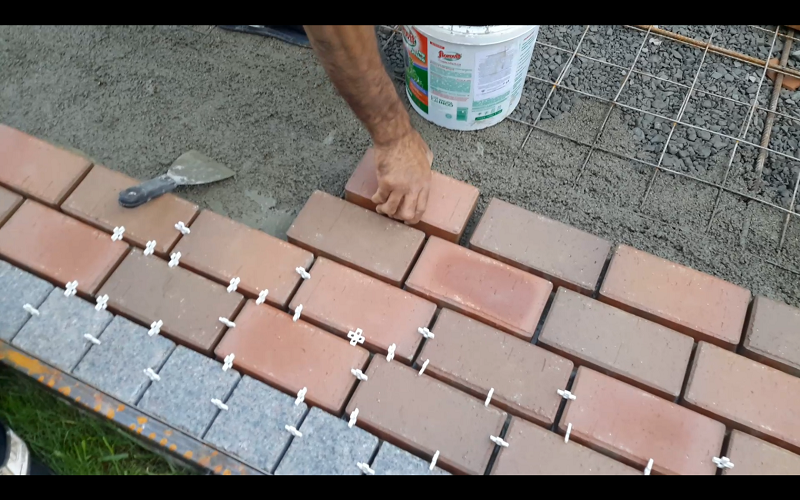 Укладка клинкерной брусчатки на трассовый раствор