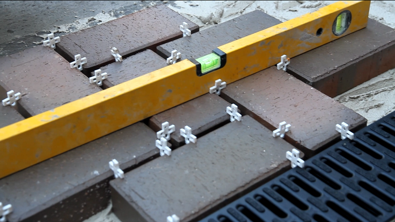 Укладка клинкерной брусчатки на трассовый раствор