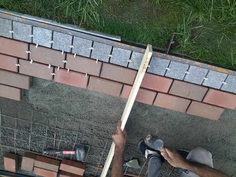 Укладка клинкерной брусчатки на трассовый раствор