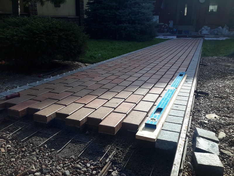 Укладка клинкерной брусчатки на трассовый раствор