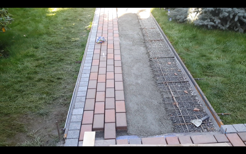 Укладка клинкерной брусчатки на трассовый раствор