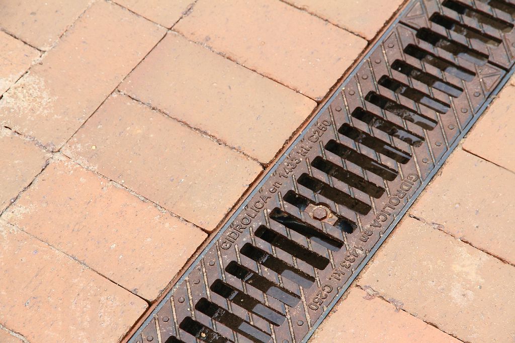 Деформация основания и дефекты клинкерной брусчатки