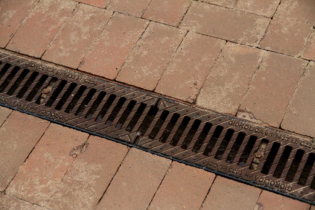 Деформация основания и дефекты клинкерной брусчатки