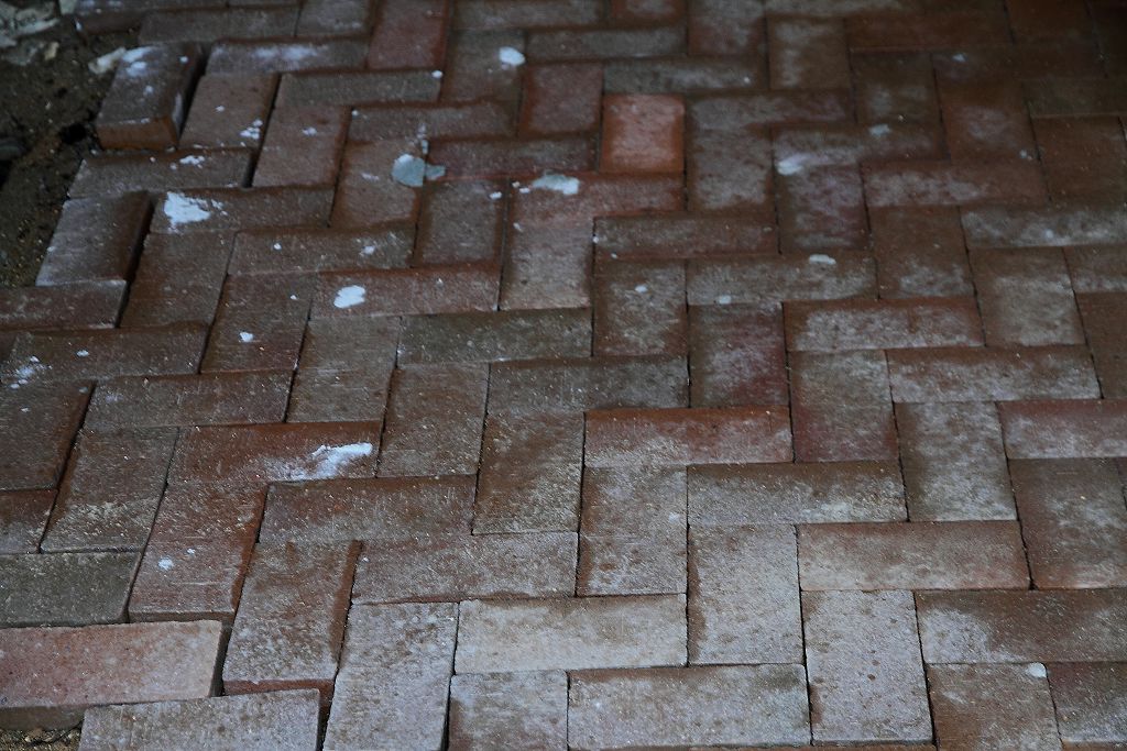 Деформация основания и дефекты клинкерной брусчатки