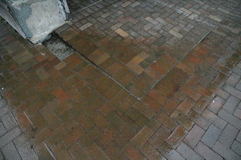 Деформация основания и дефекты клинкерной брусчатки
