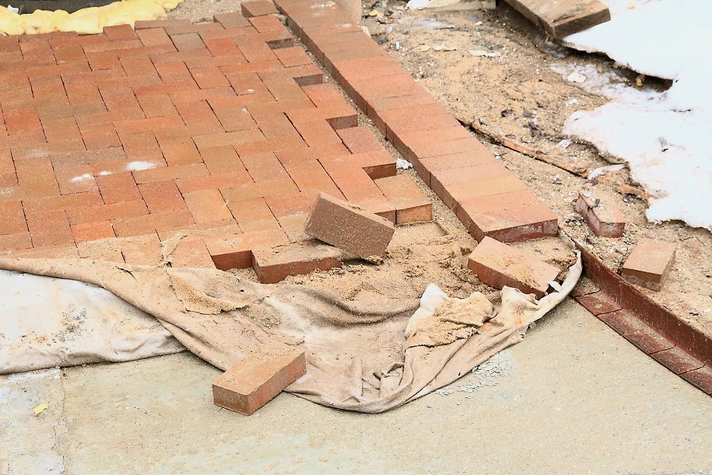 Деформация основания и дефекты клинкерной брусчатки