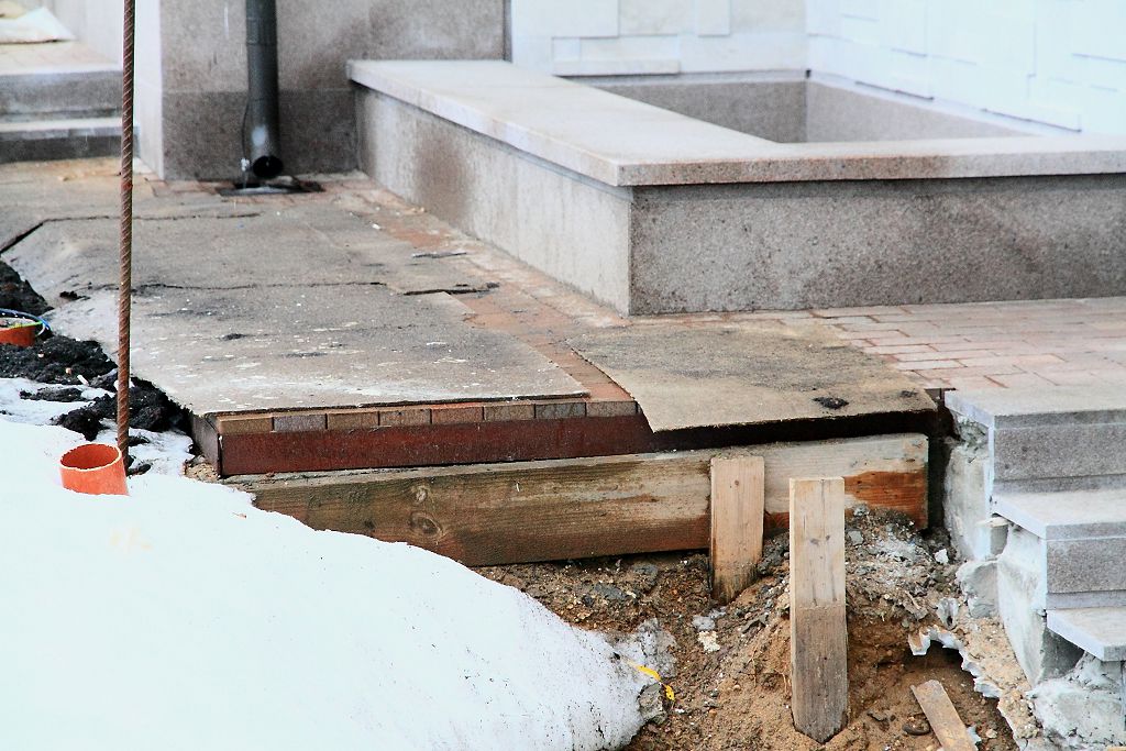 Деформация основания и дефекты клинкерной брусчатки