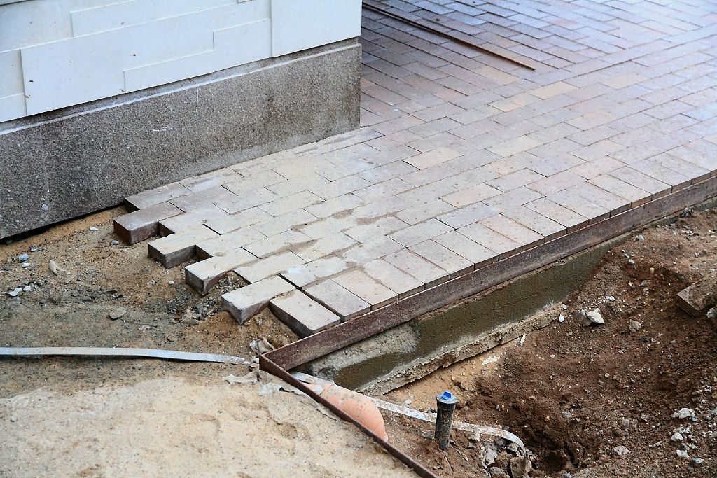 Деформация основания и дефекты клинкерной брусчатки