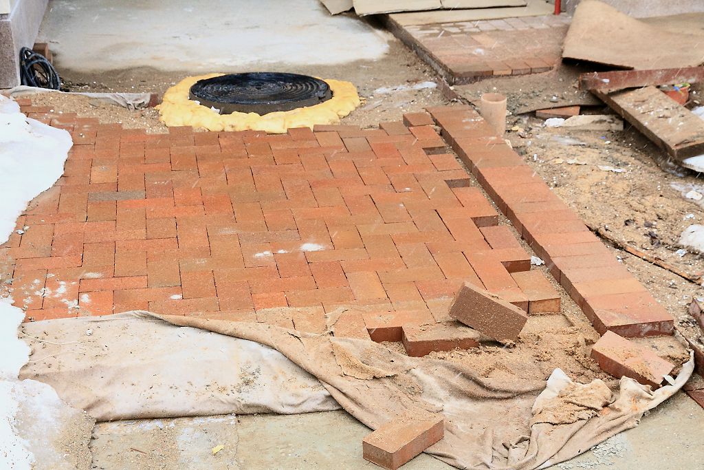Деформация основания и дефекты клинкерной брусчатки